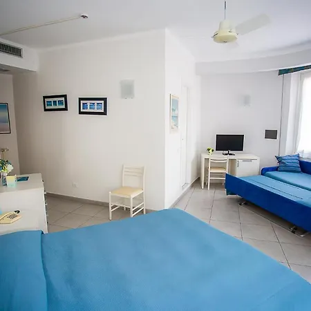 ホテル Nuovo Al Mare アラッシオ